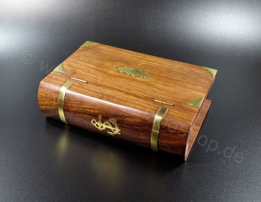 Preview: Holzbox in Form eines Buch mit eingebautem Schloss und Messingapplikationen  21 x 13,5 x 6cm Preview: Holzbox in Form eines Buch mit eingebautem Schloss und Messingapplikationen  21 x 13,5 x 6cm
