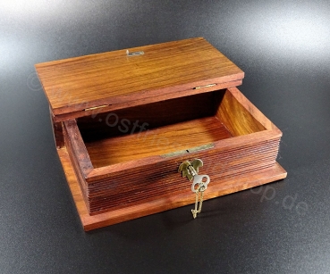 Holzbox in Form eines Buch mit eingebautem Schloss und Messingapplikationen  21 x 13,5 x 6cm