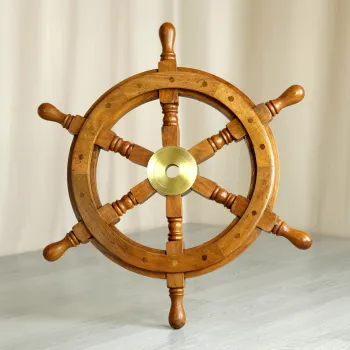 Steuerrad aus Holz mit Messing