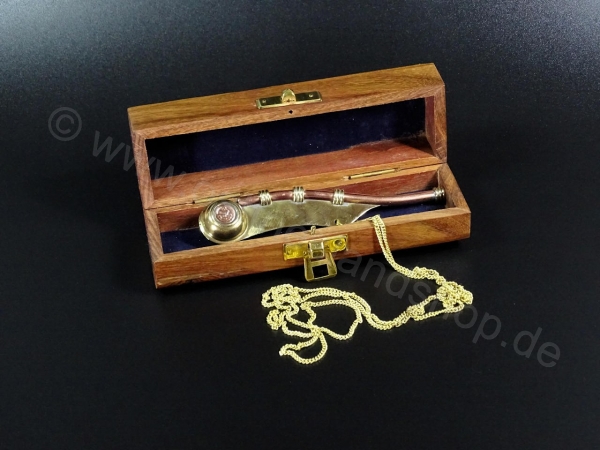Bootsmannpfeife aus Messing mit Kette in einer Holzbox