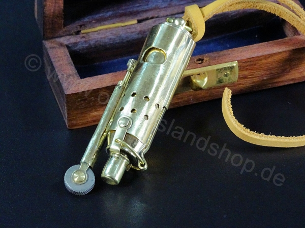 Sturmfeuerzeug Messing ca. 8 cm für Benzinbefüllung mit Lederriemen und Holzbox