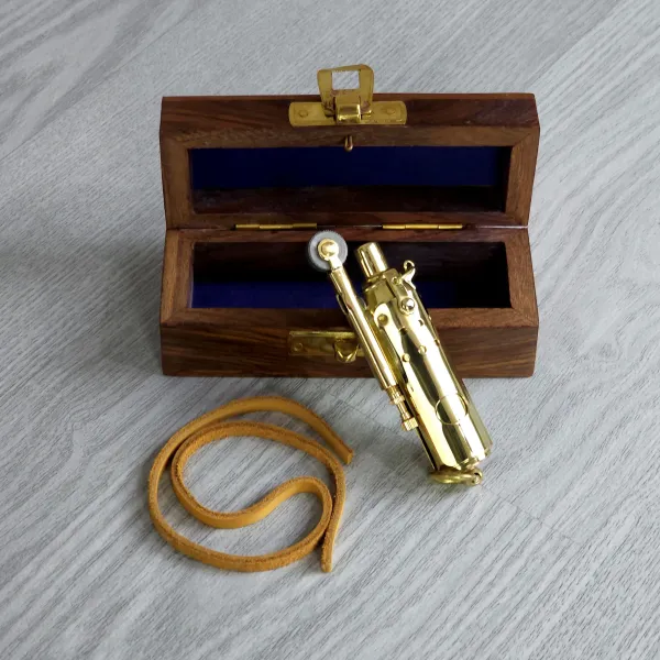 Sturmfeuerzeug Messing ca. 8 cm für Benzinbefüllung mit Lederriemen und Holzbox