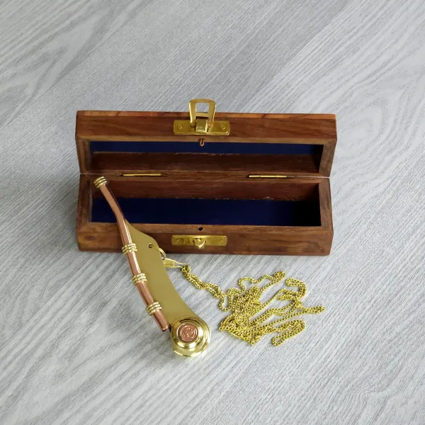 Bootsmannpfeife aus Messing mit Kette in einer Holzbox