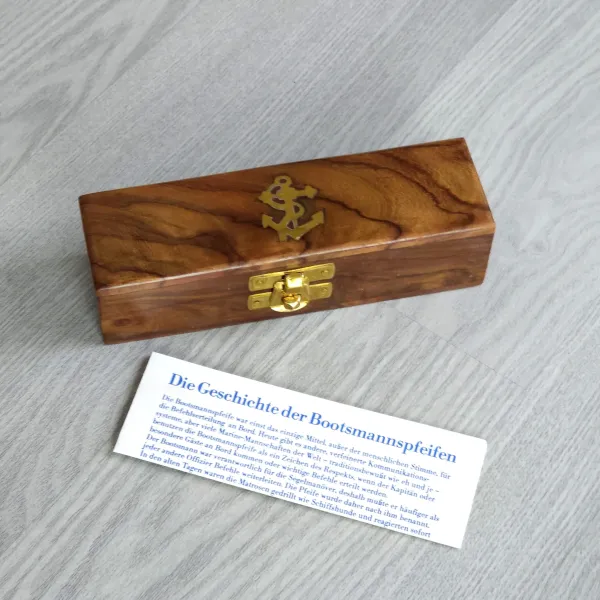 Bootsmannpfeife aus Messing mit Kette in einer Holzbox