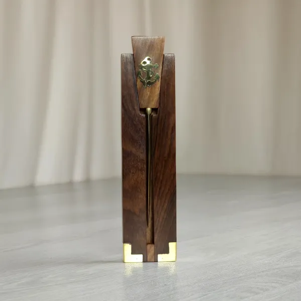 Brieföffner aus Holz und Messing