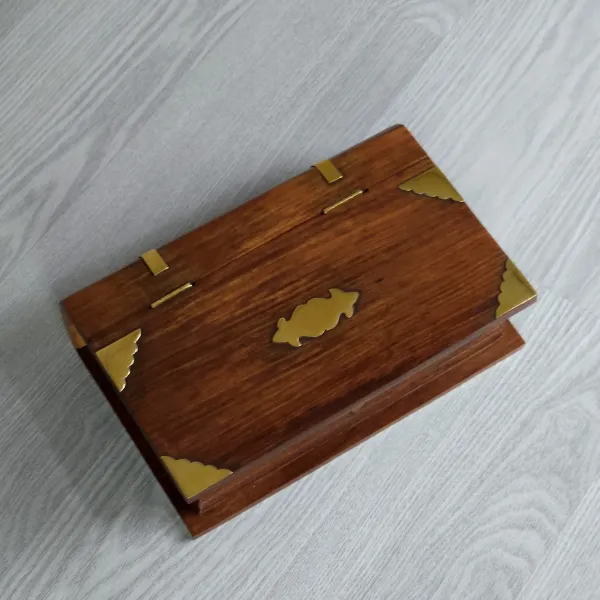 Holzbox in Form eines Buch mit eingebautem Schloss und Messingapplikationen  21 x 13,5 x 6cm