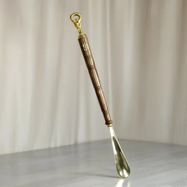 Schuhlöffel aus Holz & Messing - 62 cm