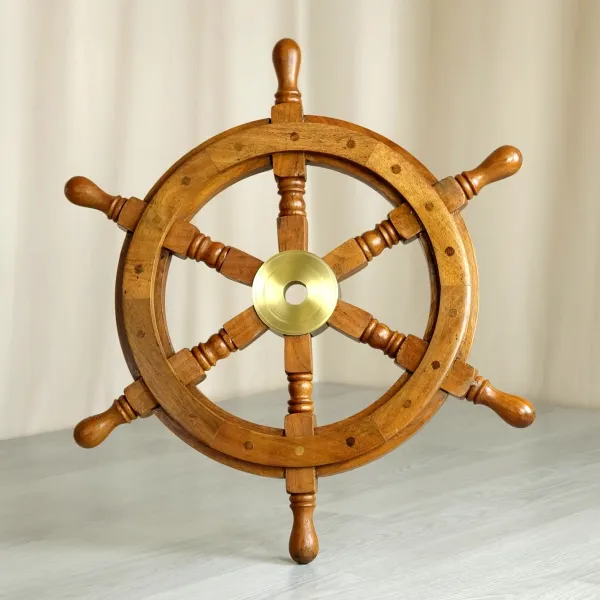 Steuerrad aus Holz mit Messing