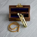 Sturmfeuerzeug Messing ca. 8 cm für Benzinbefüllung mit Lederriemen und Holzbox