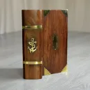 Holzbox in Form eines Buch mit eingebautem Schloss und Messingapplikationen  21 x 13,5 x 6cm